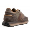 Deportivo de piel con cierre de cordones.