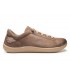 Zapato Sport taupe con cordones elásticos.