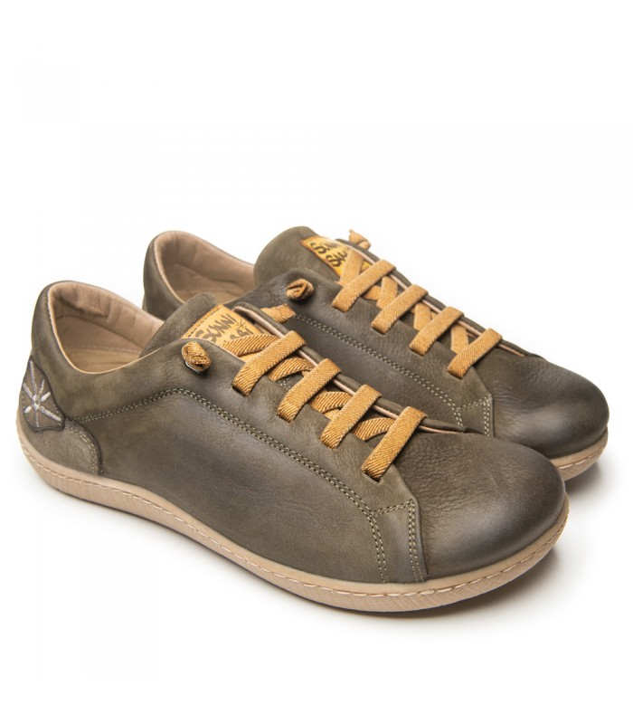 Zapato caqui con cordones elásticos.