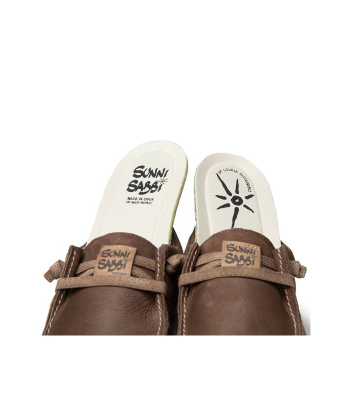 Zapato Wallaby taupe con cordones elásticos.
