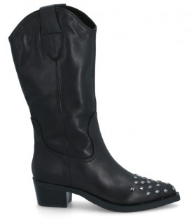 Bota campera con tiradores en color negro.