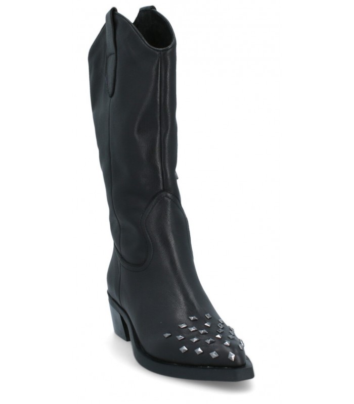 Bota campera con tiradores en color negro.