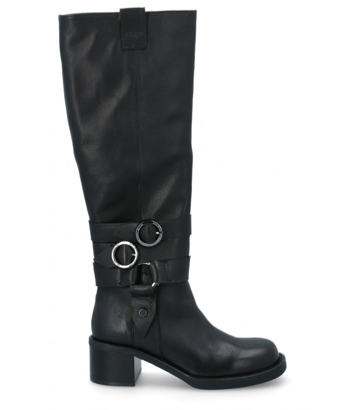 Botas de caña alta con tacón en color negro.