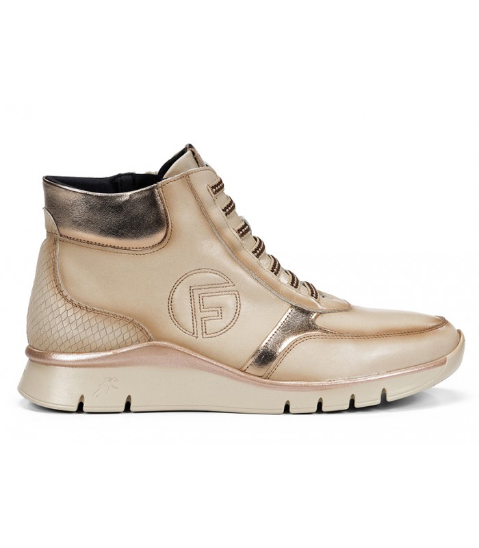 Botines con cordones elásticos en color hielo.