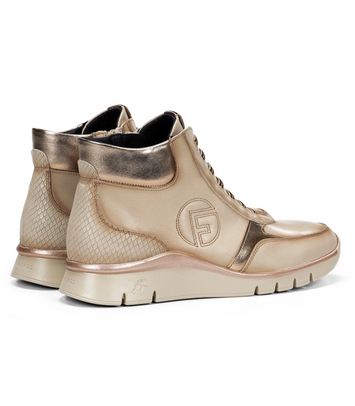 Botines con cordones elásticos en color hielo.