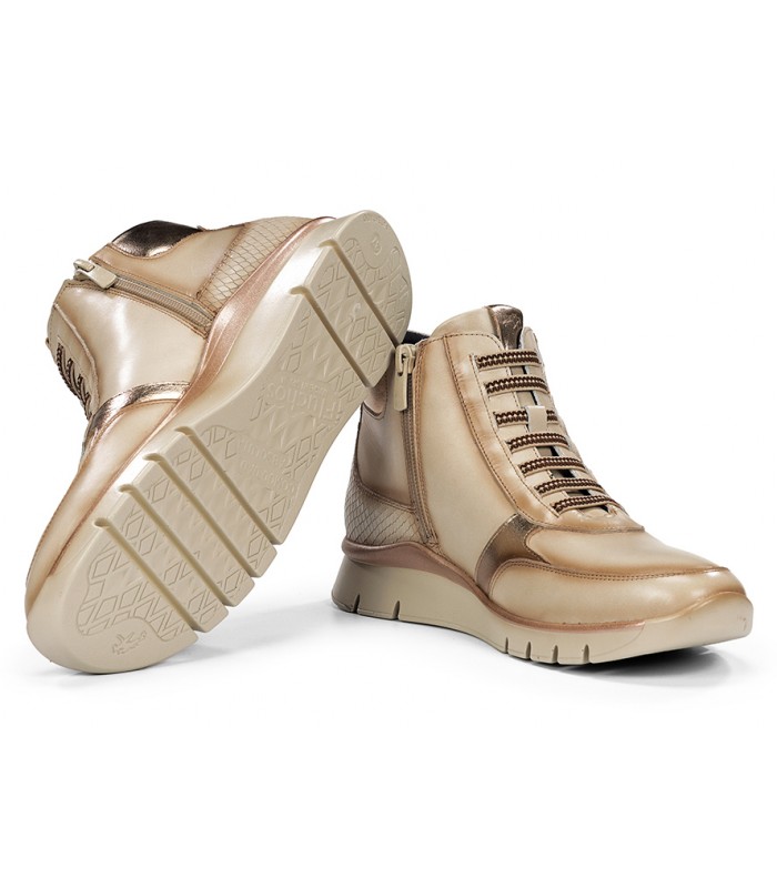 Botines con cordones elásticos en color hielo.