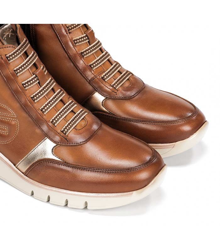Botines con cordones elásticos en color cuero.