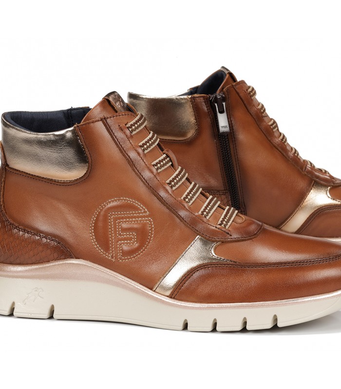 Botines con cordones elásticos en color cuero.