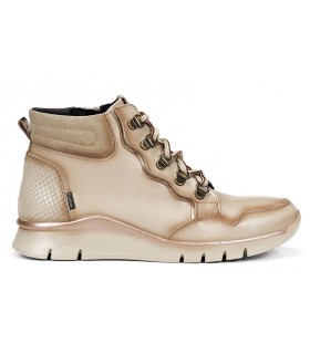 Botines con ganchos en color hielo.
