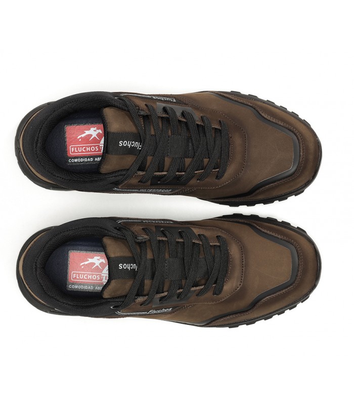 Botín sport con tratamiento hidrofugado en color piedra.
