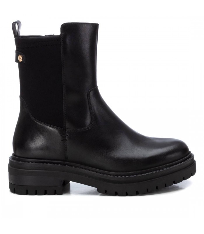 Botines en color negro con suela track.