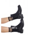 Botines en color negro con suela track.