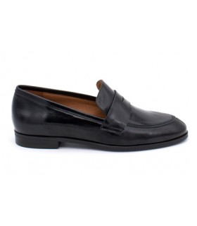 Mocasines en piel negra, elegantes y cómodos.