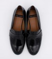 Mocasines en piel negra, elegantes y cómodos.