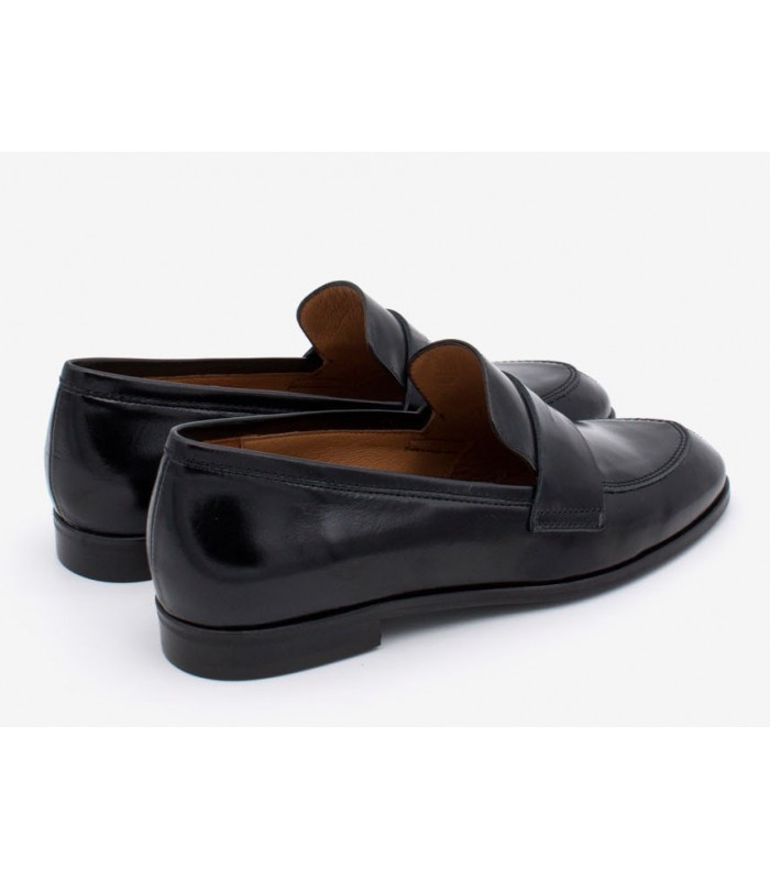 Mocasines en piel negra, elegantes y cómodos.