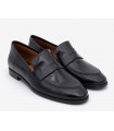 Mocasines en piel negra, elegantes y cómodos.