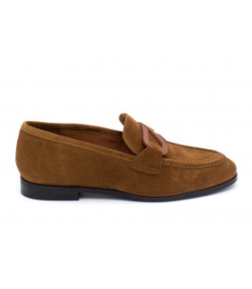 Mocasín en piel afelpada color cuero.