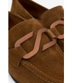 Mocasín en piel afelpada color cuero.