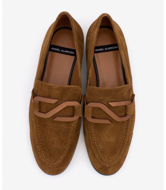 Mocasín en piel afelpada color cuero.