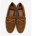 Mocasín en piel afelpada color cuero.