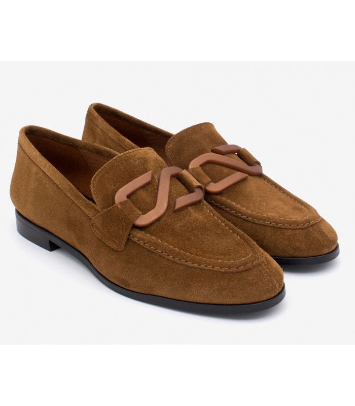 Mocasín en piel afelpada color cuero.