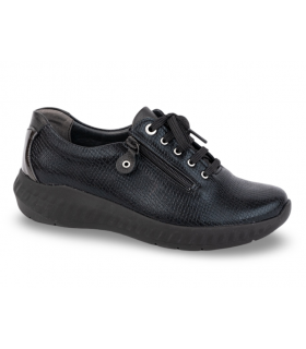 Deportivo negro con cordones y cremallera lateral.