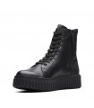 Bota negra con cordones