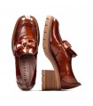 Mocasines con adorno en color cuero.