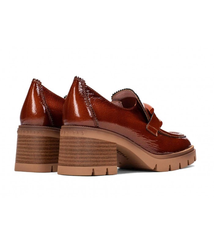 Mocasines con adorno en color cuero.