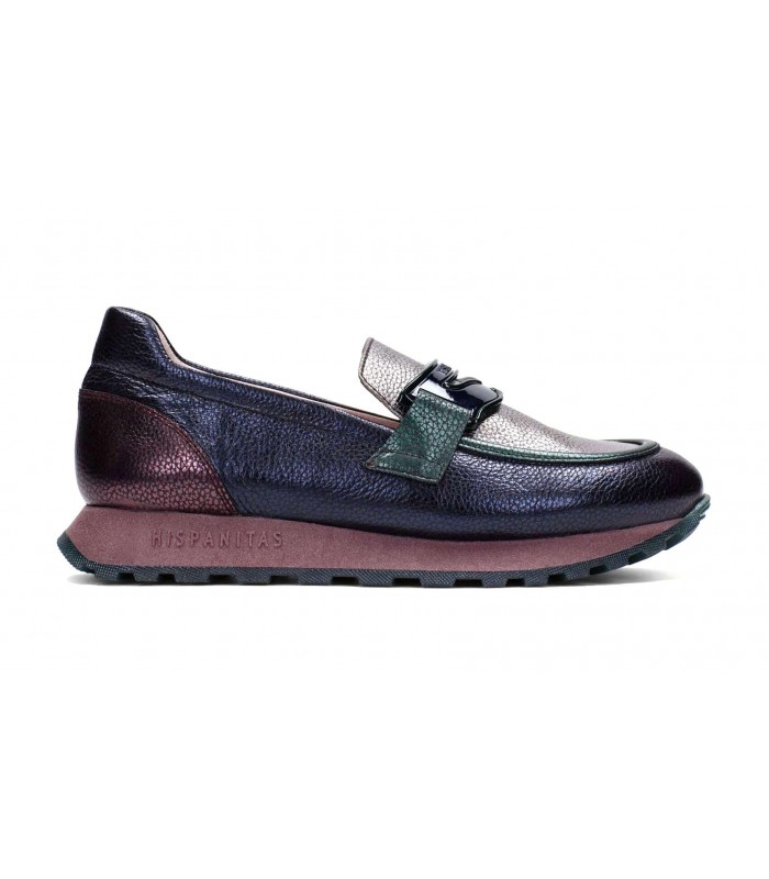 Mocasín con adorno en color metalizado.