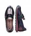 Mocasín con adorno en color metalizado.