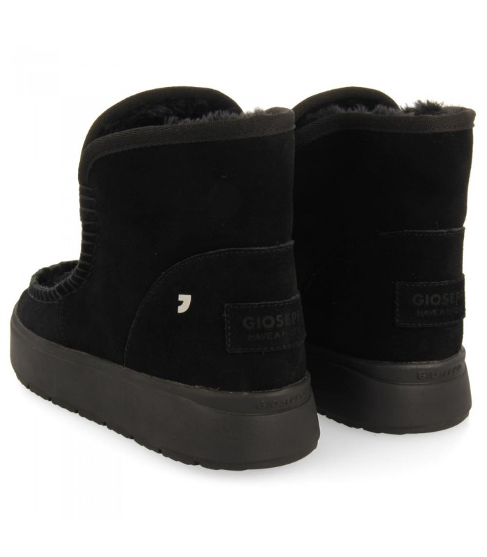 Botas invernales en color negro.