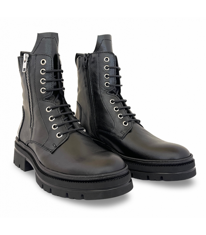 Botín militar con cordones y cremallera lateral.