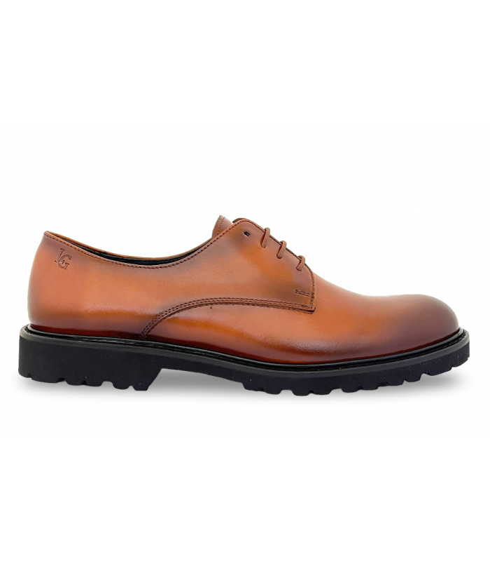 Zapato de cordones en color brandy.