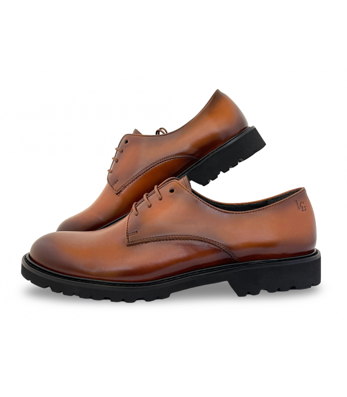 Zapato de cordones en color brandy.