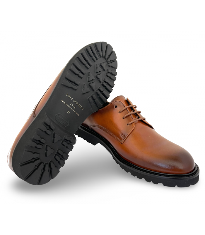 Zapato de cordones en color brandy.