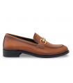 Mocasín con adorno dorado en color brandy.