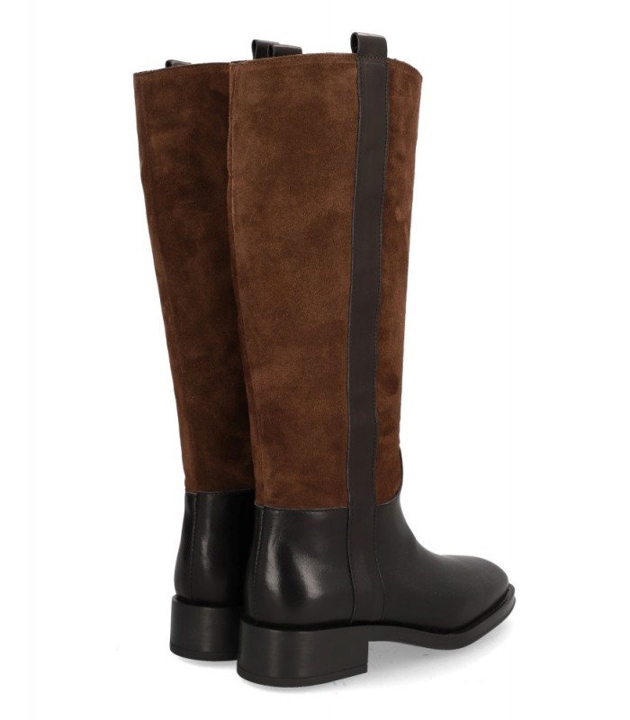Botas de caña alta en piel marrón, combinadas en piel lisa y serraje.