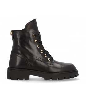Botas militares con cierre de cordones en piel negra.