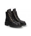 Botas militares con cierre de cordones en piel negra.