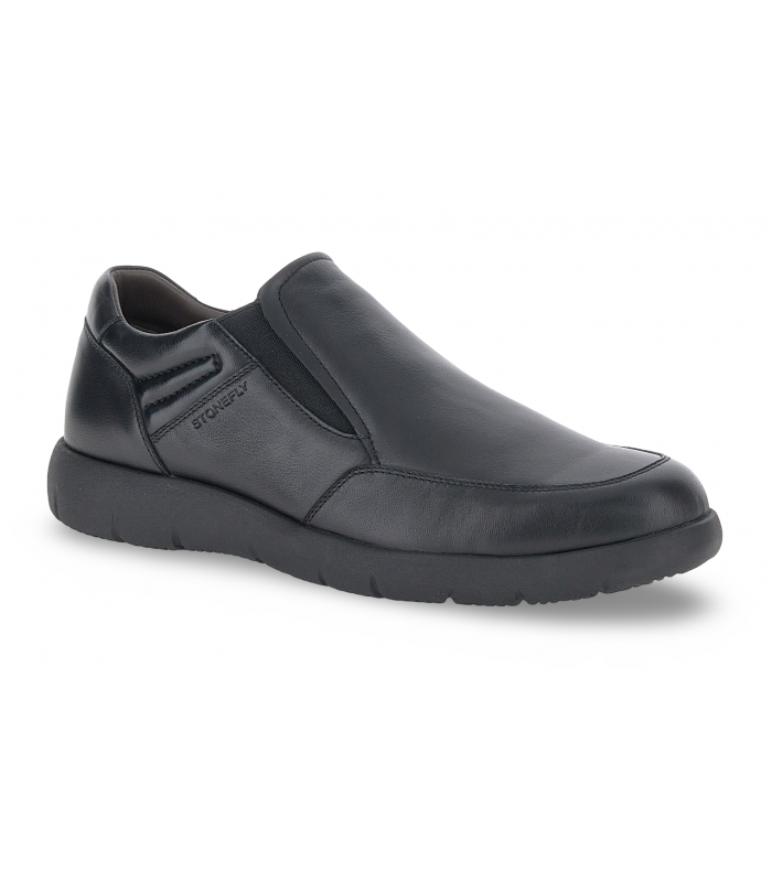 Zapato sport negro con cordones.