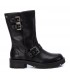 Botas negras estilo motorista con tres hebillas.