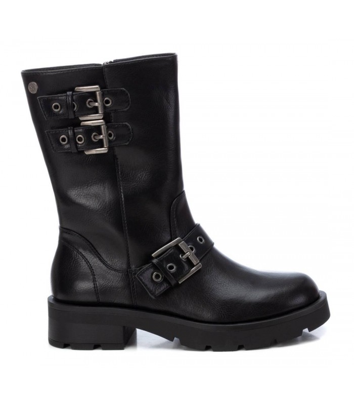 Botas negras estilo motorista con tres hebillas.