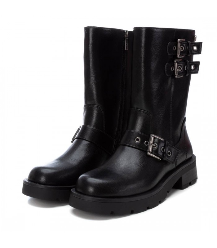 Botas negras estilo motorista con tres hebillas.