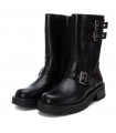 Botas negras estilo motorista con tres hebillas.