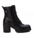 Botines negros con cordones y tacón medio.