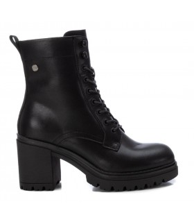 Botines negros con cordones y tacón medio.
