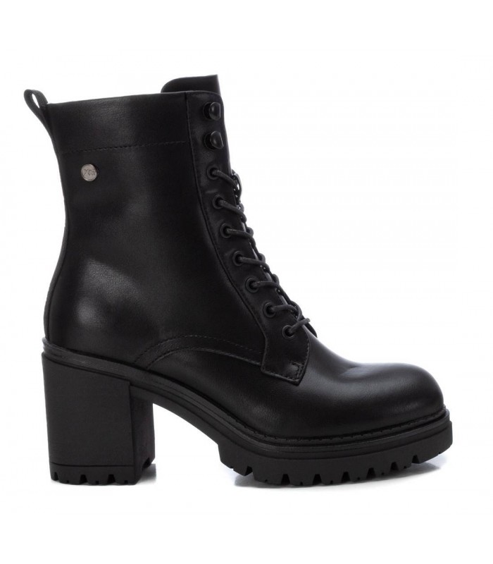 Botines negros con cordones y tacón medio.