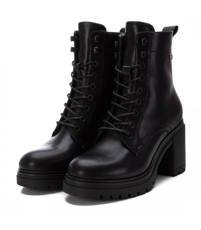 Botines negros con cordones y tacón medio.