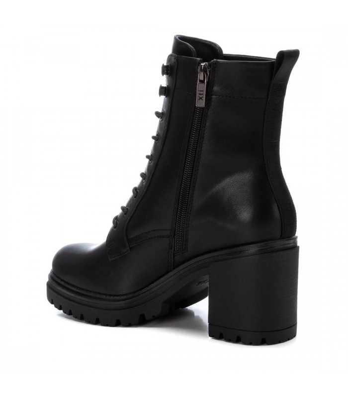 Botines negros con cordones y tacón medio.